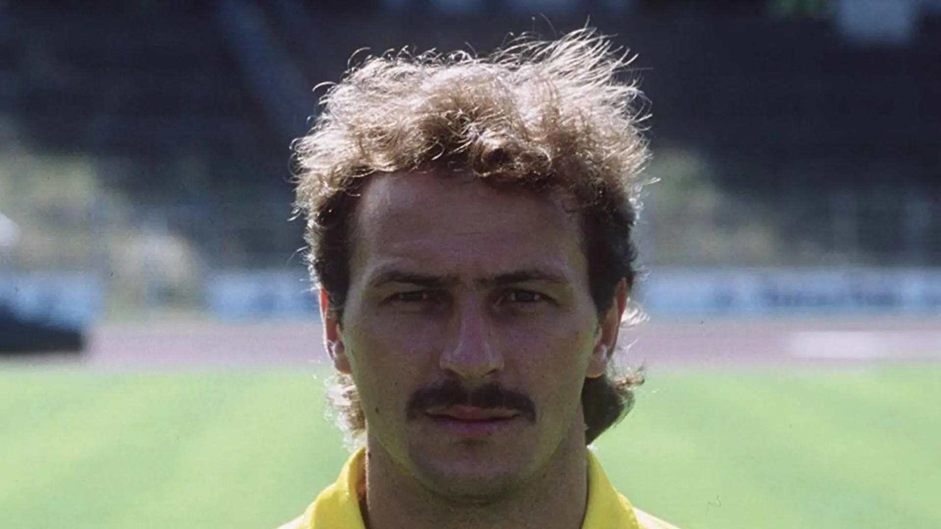Bildnummer: 09311553  Datum: 01.07.1994  Copyright: imago/teutopress
Jan Furtok 07/94 am Mann Fußball hoch halb neutral stehend dunkelhaarig Trikot sportlich Schnäuzer ; Porträttermin Vorstellung POrträt Pressetermin x0x xub 1994 hoch 

Image number 09311553 date 01 07 1994 Copyright imago teutopress Jan Furtok 07 94 at Man Football vertical half Neutral standing Dunkelhaarig Jersey sporty Schnäuzer Portrait session presentation Portrait Press call x0x xub 1994 vertical  