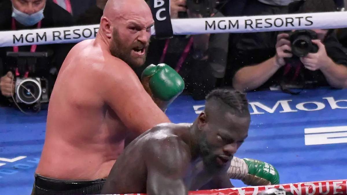  LAS VEGAS, NV - OCTOBER 09:  In Blk trunks Tyson Fury delivers a right cross hit during the 11 round and KO s Deontay Wilder for the World Heavyweight Championship III trilogy fight at T-Mobile Arena Saturday October 9, 2021 in Las Vegas, Nevada.MB Media SPO, BOX, ACE PUBLICATIONxINxGERxSUIxAUTxONLY Copyright: xMBxMediax