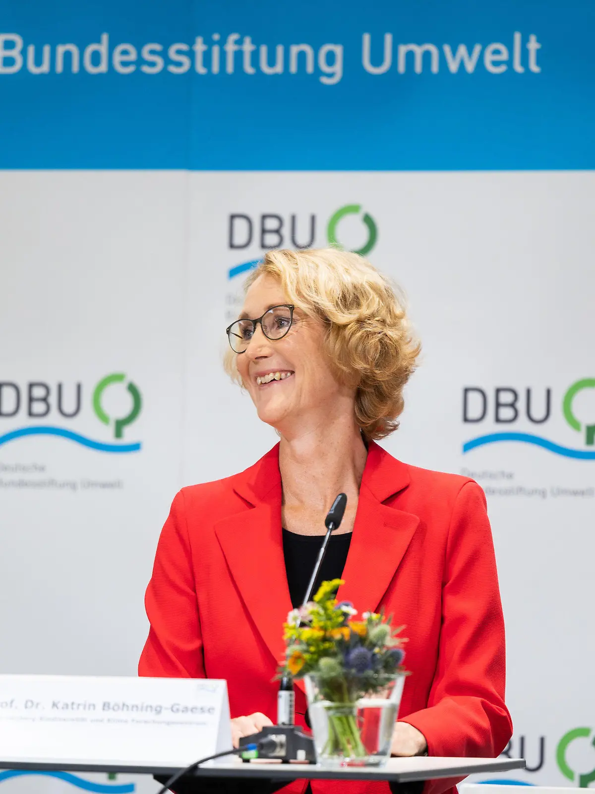 10.10.2021, Hessen, Darmstadt: Die Frankfurter Wissenschaftlerin Katrin Böhning-Gaese freut sich über den Deutschen Umweltpreis, der ihr von Bundespräsident Steinmeier übergeben wurde. Mit der Auszeichnung der Deutschen Bundesstiftung Umwelt (DBU) wird das Bemühen von Böhning-Gaese für die Forschung zur Bedeutung der biologischen Vielfalt anerkannt. Foto: Hannes P. Albert/dpa +++ dpa-Bildfunk +++