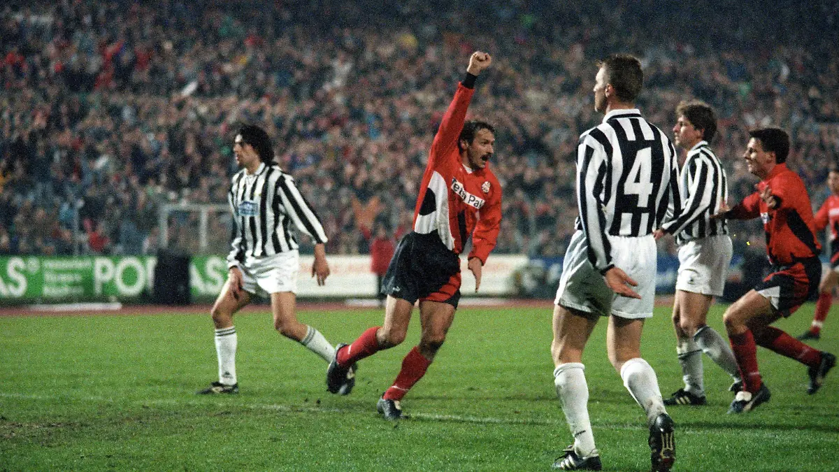Bildnummer: 04028571  Datum: 28.02.1995  Copyright: imago/Kicker/Eissner
Jan Furtok (Frankfurt, Mitte) - Torjubel; Pokal, Europapokal, Viertelfinale, Eintracht Frankfurt - Juventus Turin, 1:1, Juve, Vneg, quer, Jubel, Freud und Leid DEUTSCHSPRACHIGE SPORTZEITSCHRIFTEN UND -ZEITUNGEN NUR NACH RÜCKSPRACHE, UEFA Cup 1994/1995 Frankfurt / M. Freude,  Fußball EC 3 Herren Mannschaft Gruppenbild optimistisch Aktion Personen

Image number 04028571 date 28 02 1995 Copyright imago Kicker Eissner Jan Furtok Frankfurt centre goal celebration Cup European Cup Quarter-finals Eintracht Frankfurt Juventus Turin 1 1 Juve Vneg horizontal cheering Freud and Suffering GERMAN-SPEAKING SPORTZEITSCHRIFTEN and Newspapers only After Consultation UEFA Cup 1994 1995 Frankfurt m happiness Football EC 3 men Team Group photo optimistic Action shot Human Beings 
