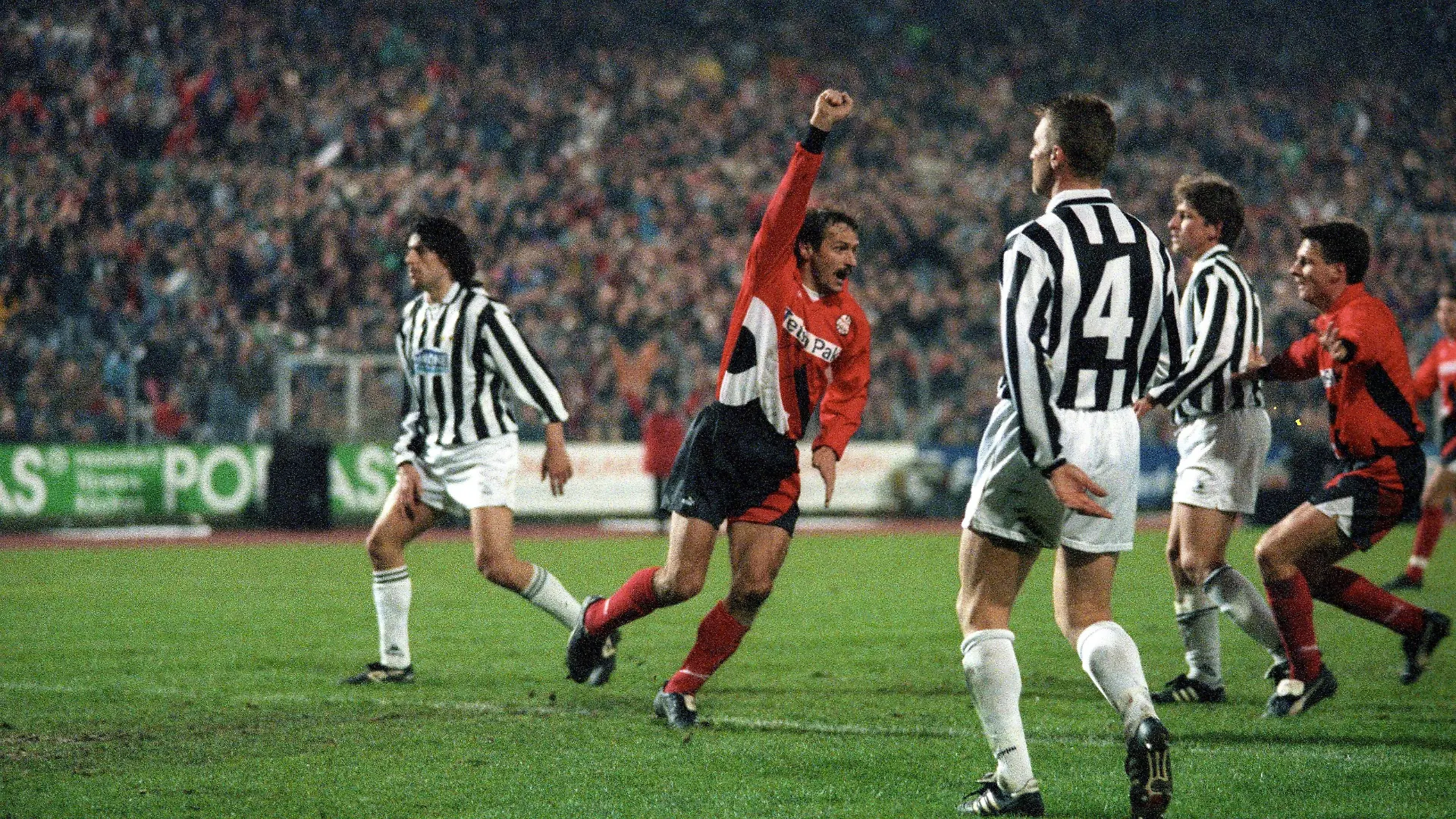 Bildnummer: 04028571  Datum: 28.02.1995  Copyright: imago/Kicker/Eissner
Jan Furtok (Frankfurt, Mitte) - Torjubel; Pokal, Europapokal, Viertelfinale, Eintracht Frankfurt - Juventus Turin, 1:1, Juve, Vneg, quer, Jubel, Freud und Leid DEUTSCHSPRACHIGE SPORTZEITSCHRIFTEN UND -ZEITUNGEN NUR NACH RÜCKSPRACHE, UEFA Cup 1994/1995 Frankfurt / M. Freude,  Fußball EC 3 Herren Mannschaft Gruppenbild optimistisch Aktion Personen

Image number 04028571 date 28 02 1995 Copyright imago Kicker Eissner Jan Furtok Frankfurt centre goal celebration Cup European Cup Quarter-finals Eintracht Frankfurt Juventus Turin 1 1 Juve Vneg horizontal cheering Freud and Suffering GERMAN-SPEAKING SPORTZEITSCHRIFTEN and Newspapers only After Consultation UEFA Cup 1994 1995 Frankfurt m happiness Football EC 3 men Team Group photo optimistic Action shot Human Beings 