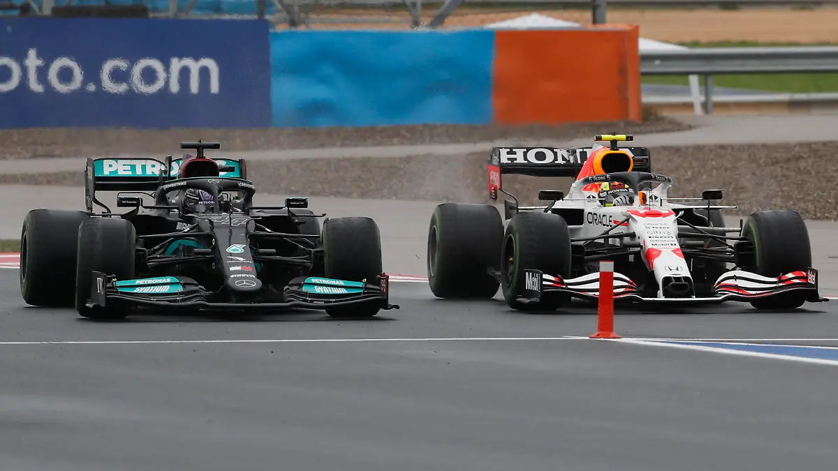 Formula One F1 - Turkish Grand Prix - Intercity Istanbul Park, Istanbul, Turkey - October 10, 2021 Mercedes' Lewis Hamilton in action with Red Bull's Sergio Perez during the race REUTERS/Murad Sezer