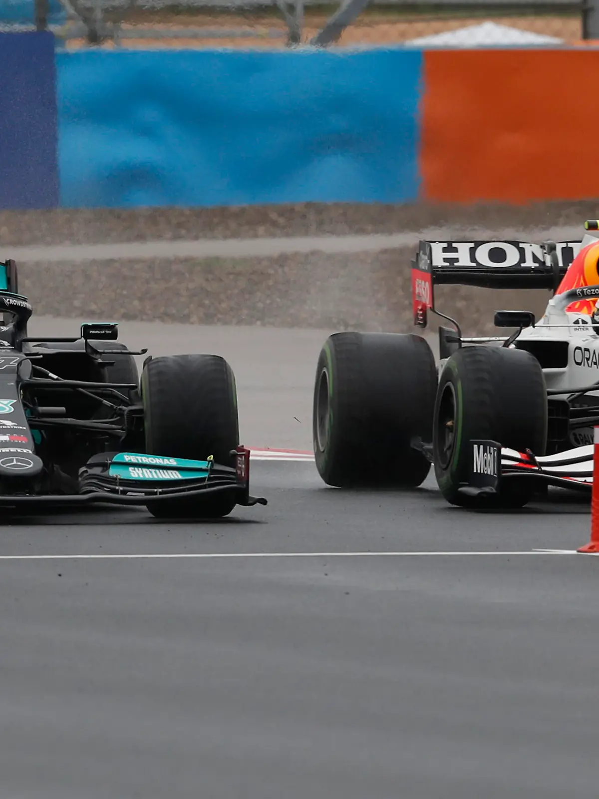 Formula One F1 - Turkish Grand Prix - Intercity Istanbul Park, Istanbul, Turkey - October 10, 2021  Mercedes' Lewis Hamilton in action with Red Bull's Sergio Perez during the race REUTERS/Murad Sezer