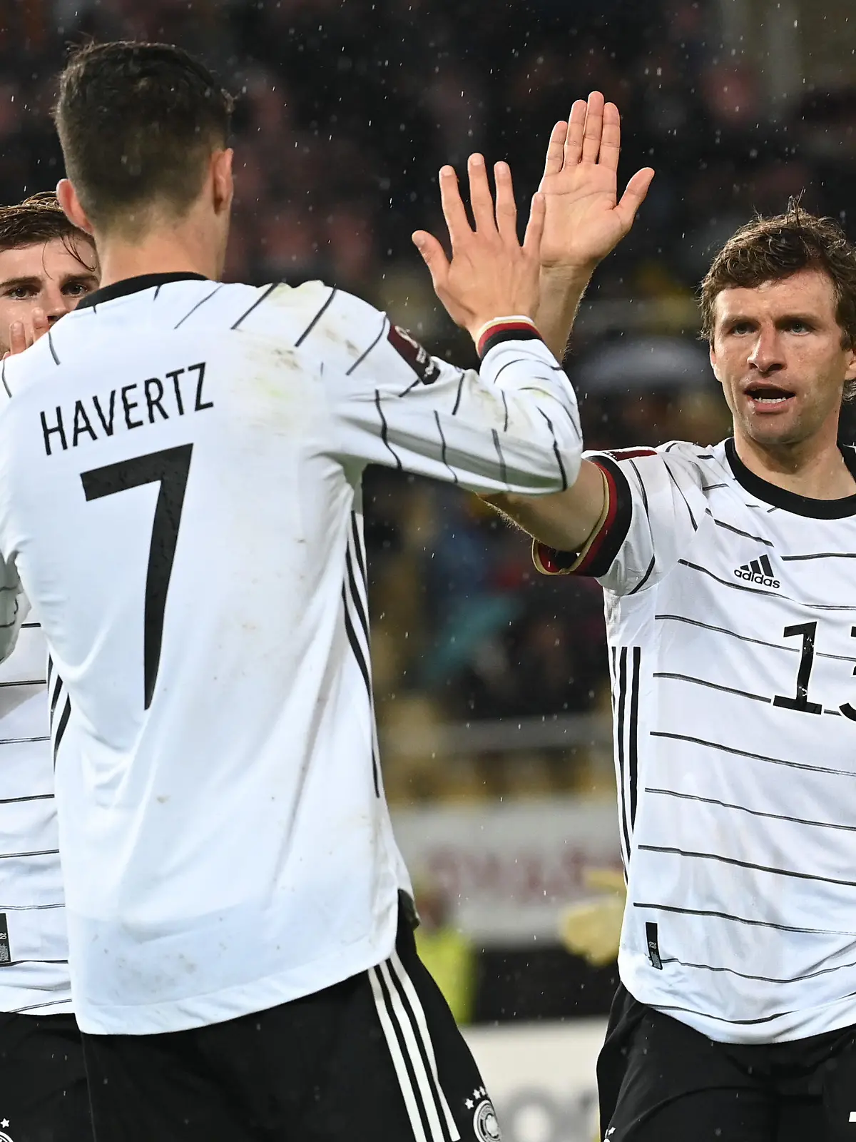 11.10.2021, Nordmazedonien, Skopje: Fußball: WM-Qualifikation Europa, Nordmazedonien - Deutschland, Gruppenphase, Gruppe J, 8. Spieltag, in der Telekom-Arena. Deutschlands Kai Havertz (M) freut sich mit Teamkollegen Thomas Müller (r) und Timo Werner über sein Tor zum 1:0. Foto: Federico Gambarini/dpa +++ dpa-Bildfunk +++