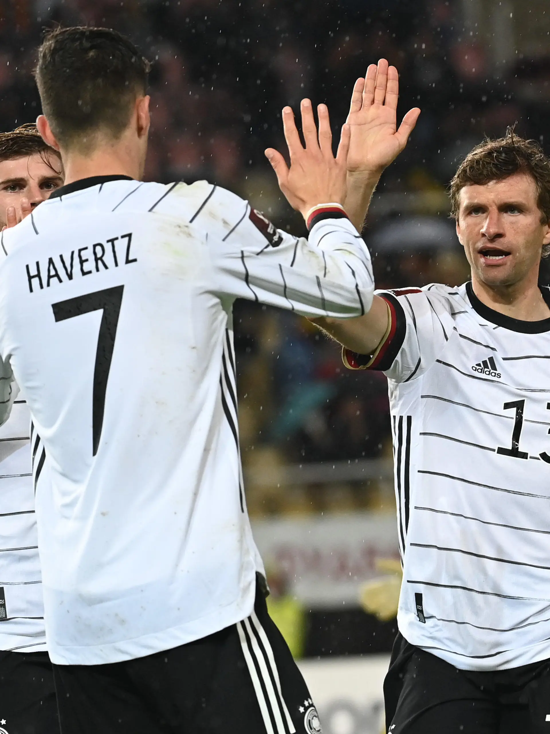 11.10.2021, Nordmazedonien, Skopje: Fußball: WM-Qualifikation Europa, Nordmazedonien - Deutschland, Gruppenphase, Gruppe J, 8. Spieltag, in der Telekom-Arena. Deutschlands Kai Havertz (M) freut sich mit Teamkollegen Thomas Müller (r) und Timo Werner über sein Tor zum 1:0. Foto: Federico Gambarini/dpa +++ dpa-Bildfunk +++