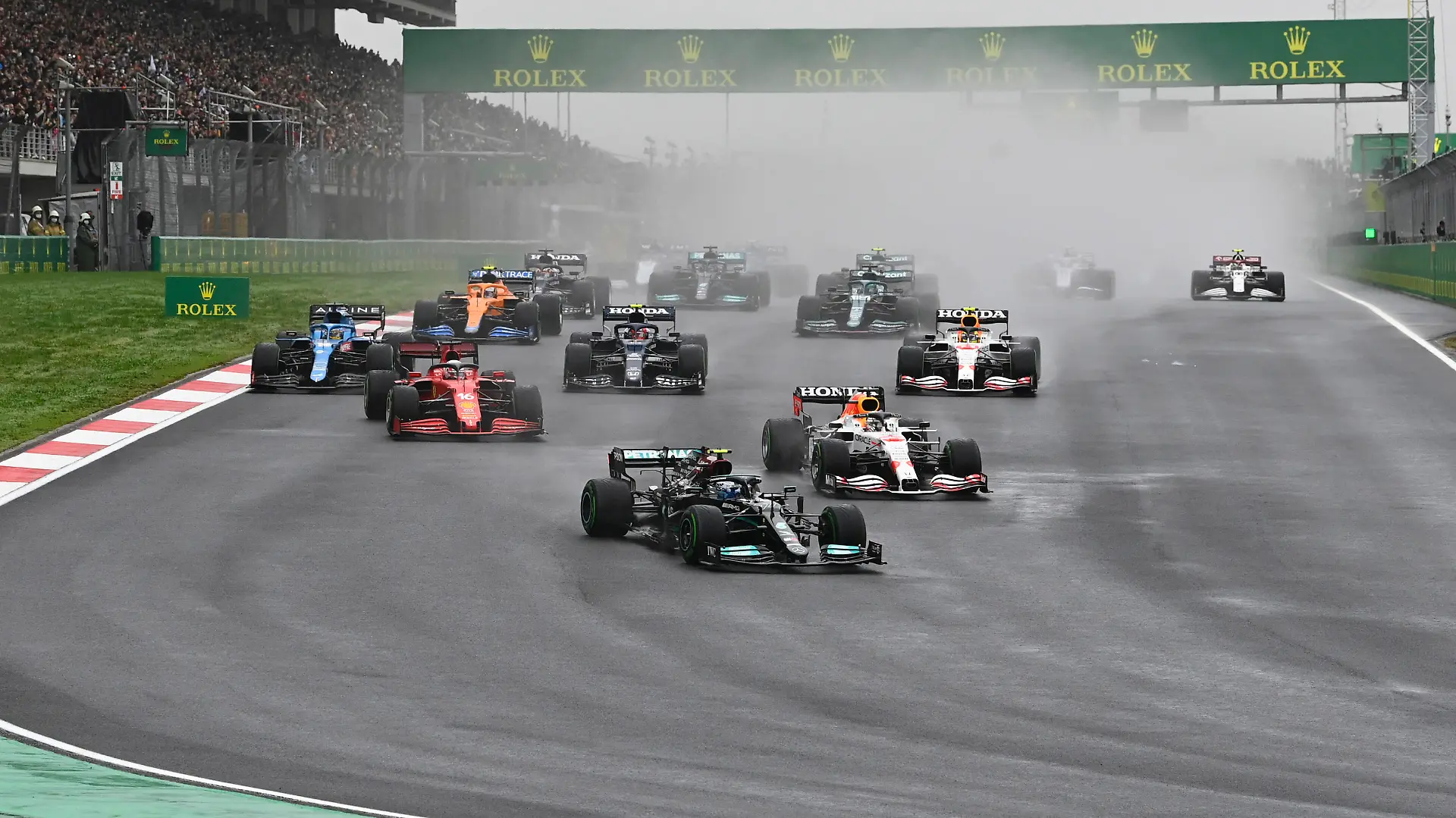 Formula 1 2021: Turkish GP ISTANBUL PARK, TURKEY - OCTOBER 10: Valtteri Bottas, Mercedes W12, leads Max Verstappen, Red Bull Racing RB16B, Charles Leclerc, Ferrari SF21, Fernando Alonso, Alpine A521, Pierre Gasly, AlphaTauri AT02, and the rest of the field at the start during the Turkish GP at Istanbul Park on Sunday October 10, 2021, Turkey. Photo by Mark Sutton / Sutton Images Images PUBLICATIONxINxGERxSUIxAUTxHUNxONLY GP2116_120250_MS23303