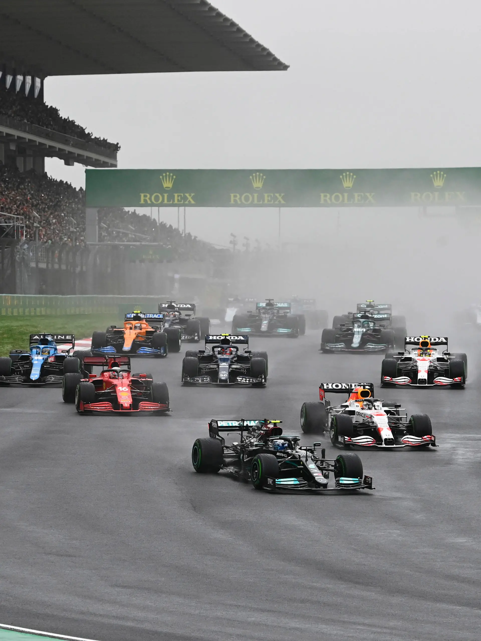  Formula 1 2021: Turkish GP ISTANBUL PARK, TURKEY - OCTOBER 10: Valtteri Bottas, Mercedes W12, leads Max Verstappen, Red Bull Racing RB16B, Charles Leclerc, Ferrari SF21, Fernando Alonso, Alpine A521, Pierre Gasly, AlphaTauri AT02, and the rest of the field at the start during the Turkish GP at Istanbul Park on Sunday October 10, 2021, Turkey. Photo by Mark Sutton / Sutton Images Images PUBLICATIONxINxGERxSUIxAUTxHUNxONLY GP2116_120250_MS23303