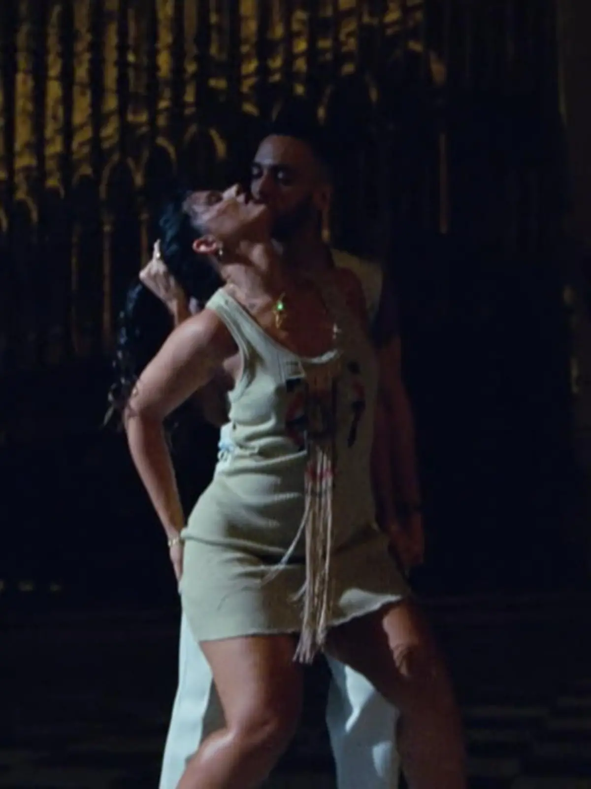Ein Rapper und eine Sängerin tanzen eng umschlungen in der Kathedrale des spanischen Toledo. Die heißen Schwingungen sorgen dabei für ordentlich Unmut unter katholischen Gläubigen.