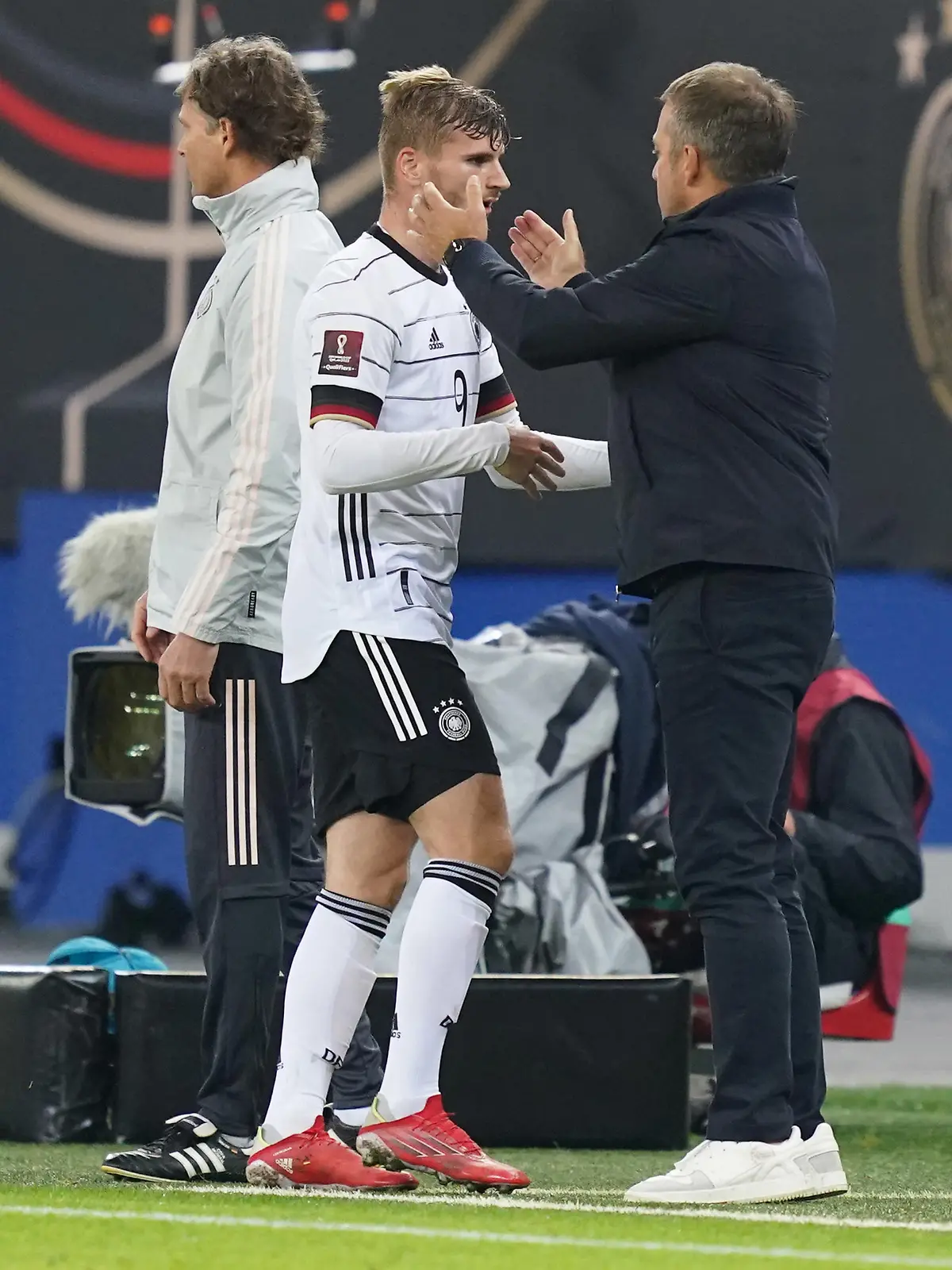 08.10.2021, Hamburg: Fußball: WM-Qualifikation Europa, Deutschland - Rumänien, Gruppenphase, Gruppe J, 7. Spieltag im Volksparkstadion. Bundestrainer Hansi Flick (r) bedankt sich beim ausgewechselten Timo Werner. Foto: Marcus Brandt/dpa +++ dpa-Bildfunk +++