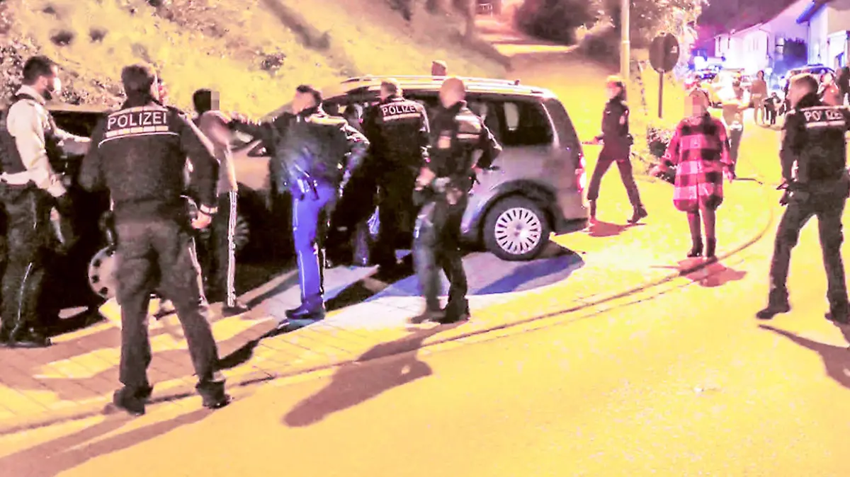 Bei einer Massenschlägerei in Sinsheim-Steinsfurt wurden mindestens fünf Menschen so schwer verletzt, dass sie ins Krankenhaus eingeliefert werden mussten.