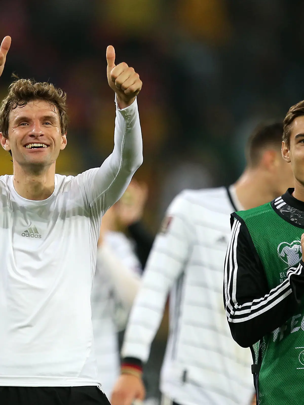 Sport Bilder des Tages Hamburg , Fußball WM Qualifikation , Deutschland vs. Rumänien , Schlussjubel L-R Thomas Müller Deutschland und Florian Neuhaus Deutschland *** Hamburg , Soccer World Cup Qualification , Germany vs Romania , Final Cheer L R Thomas Müller Germany and Florian Neuhaus Germany