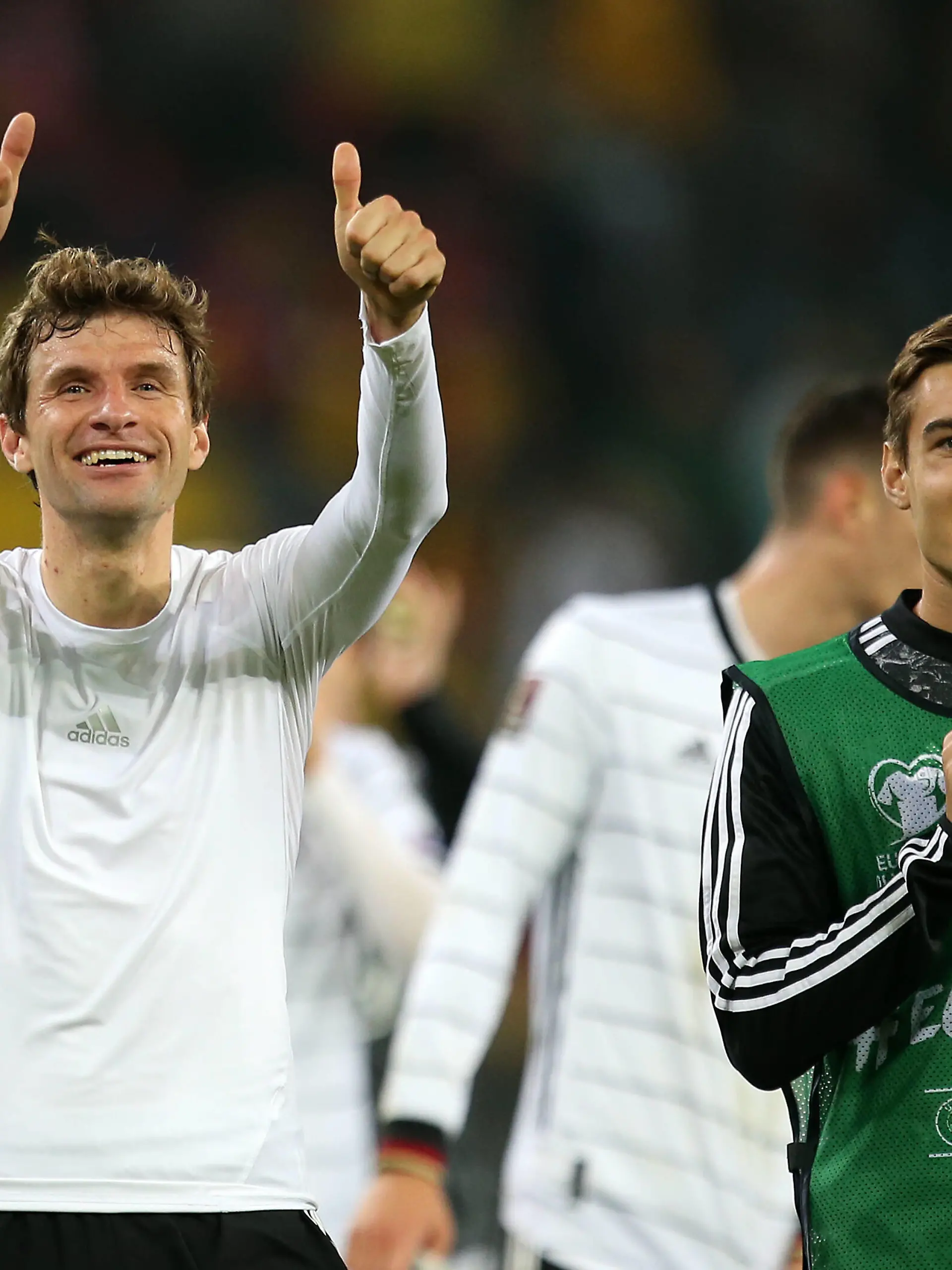 Sport Bilder des Tages Hamburg , Fußball WM Qualifikation , Deutschland vs. Rumänien , Schlussjubel L-R Thomas Müller Deutschland und Florian Neuhaus Deutschland *** Hamburg , Soccer World Cup Qualification , Germany vs Romania , Final Cheer L R Thomas Müller Germany and Florian Neuhaus Germany