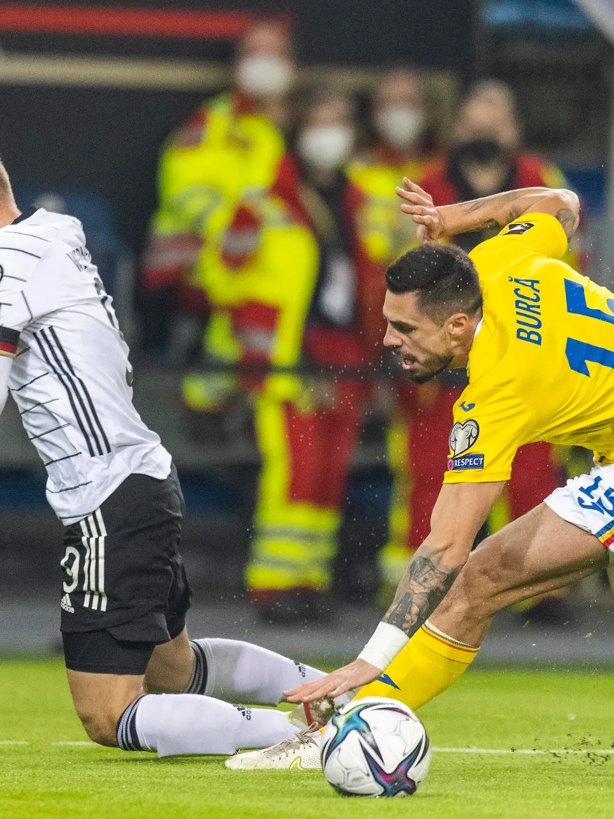  Timo Werner Deutschland vs Andrei Burca Rum Deutschland - Rumänien 08.10.2021, Fussball WM-Quali, Qualifikation, Saison 2021/22 Foto: Moritz Müller *** Timo Werner Germany vs Andrei Burca Rum Germany Romania 08 10 2021, football world cup qualifier, qualifier, 2021 season 22 photo Moritz Müller