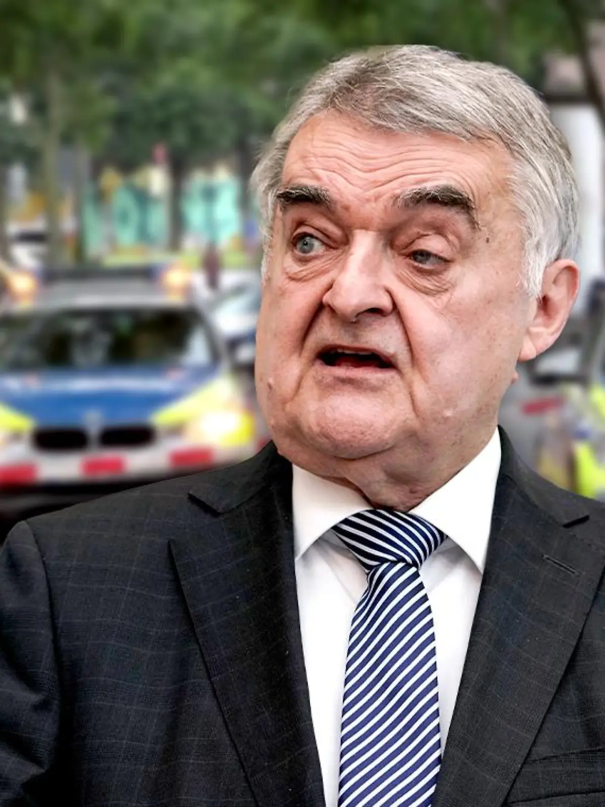 Vermummte haben sich vor dem Haus von Herbert Reul versammelt.