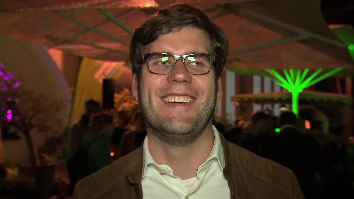 Ausgelassen: Daniel Frank feierte das grüne Ergebnis bei der Bundestagswahl in Frankfurt.