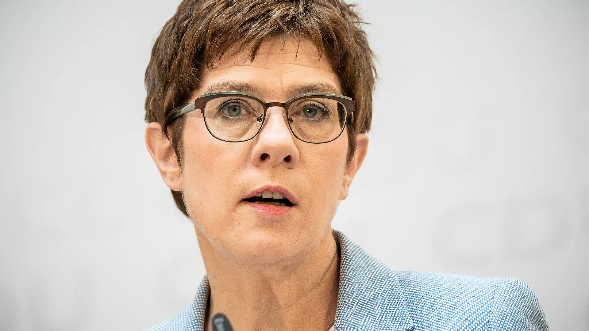 ARCHIV - 08.06.2020, Berlin: Annegret Kramp-Karrenbauer, CDU-Bundesvorsitzende und Verteidigungsministerin, spricht auf einer Pressekonferenz im Anschluss an eine Sitzung des CDU-Präsidiums. Bundeswirtschaftsminister Altmaier und Verteidigungsministerin Kramp-Karrenbauer (beide CDU) verzichten auf ihre Bundestagsmandate. Foto: Michael Kappeler/dpa +++ dpa-Bildfunk +++