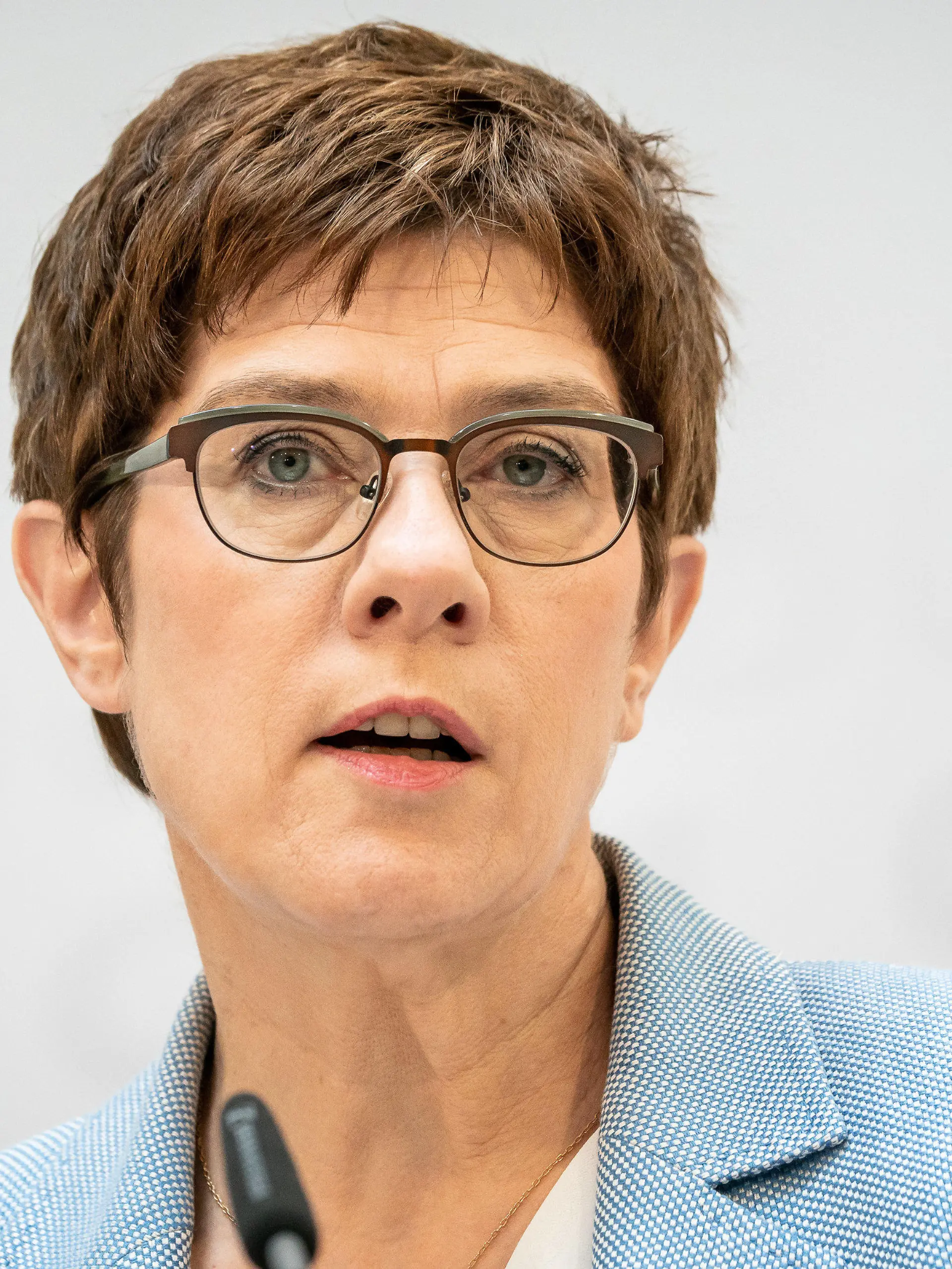 ARCHIV - 08.06.2020, Berlin: Annegret Kramp-Karrenbauer, CDU-Bundesvorsitzende und Verteidigungsministerin, spricht auf einer Pressekonferenz im Anschluss an eine Sitzung des CDU-Präsidiums. Bundeswirtschaftsminister Altmaier und Verteidigungsministerin Kramp-Karrenbauer (beide CDU) verzichten auf ihre Bundestagsmandate. Foto: Michael Kappeler/dpa +++ dpa-Bildfunk +++