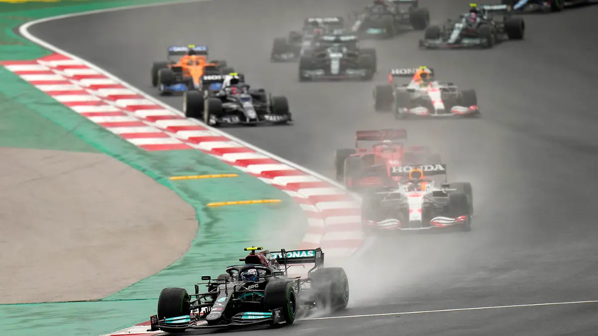10.10.2021, Türkei, Istanbul: Motorsport: Formel-1-Weltmeisterschaft, Großer Preis der Türkei auf dem Intercity Istanbul Park Circuit: Valtteri Bottas (vorne) aus Finnland vom Team Mercedes führt das Feld an. Foto: Francisco Seco/AP/dpa +++ dpa-Bildfunk +++