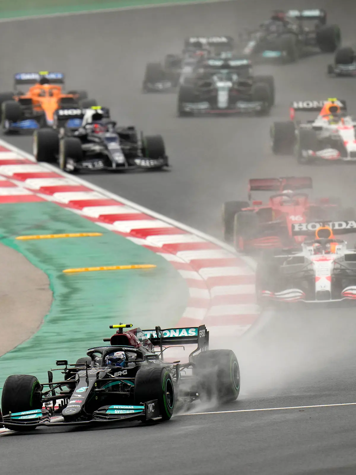 10.10.2021, Türkei, Istanbul: Motorsport: Formel-1-Weltmeisterschaft, Großer Preis der Türkei auf dem Intercity Istanbul Park Circuit: Valtteri Bottas (vorne) aus Finnland vom Team Mercedes führt das Feld an. Foto: Francisco Seco/AP/dpa +++ dpa-Bildfunk +++