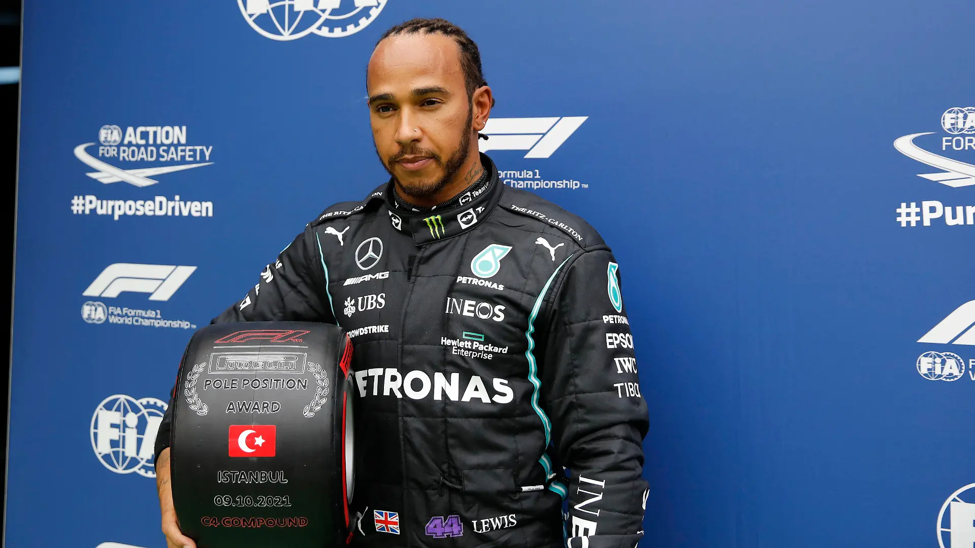 09.10.2021, Türkei, Istanbul: Motorsport: Formel-1-Weltmeisterschaft, vor dem Großen Preis der Türkei, Qualifyingsession: Lewis Hamilton aus Großbritannien vom Team Mercedes hält den Preis für die Pole Position nach dem Qualifying in den Händen. Wegen einer bereits zuvor besiegelten Strafversetzung für einen regelwidrigen Motorenwechsel muss Hamilton am Sonntag das Feld als Elfter aufrollen. Foto: Umit Bektas/Pool Reuters/AP/dpa +++ dpa-Bildfunk +++