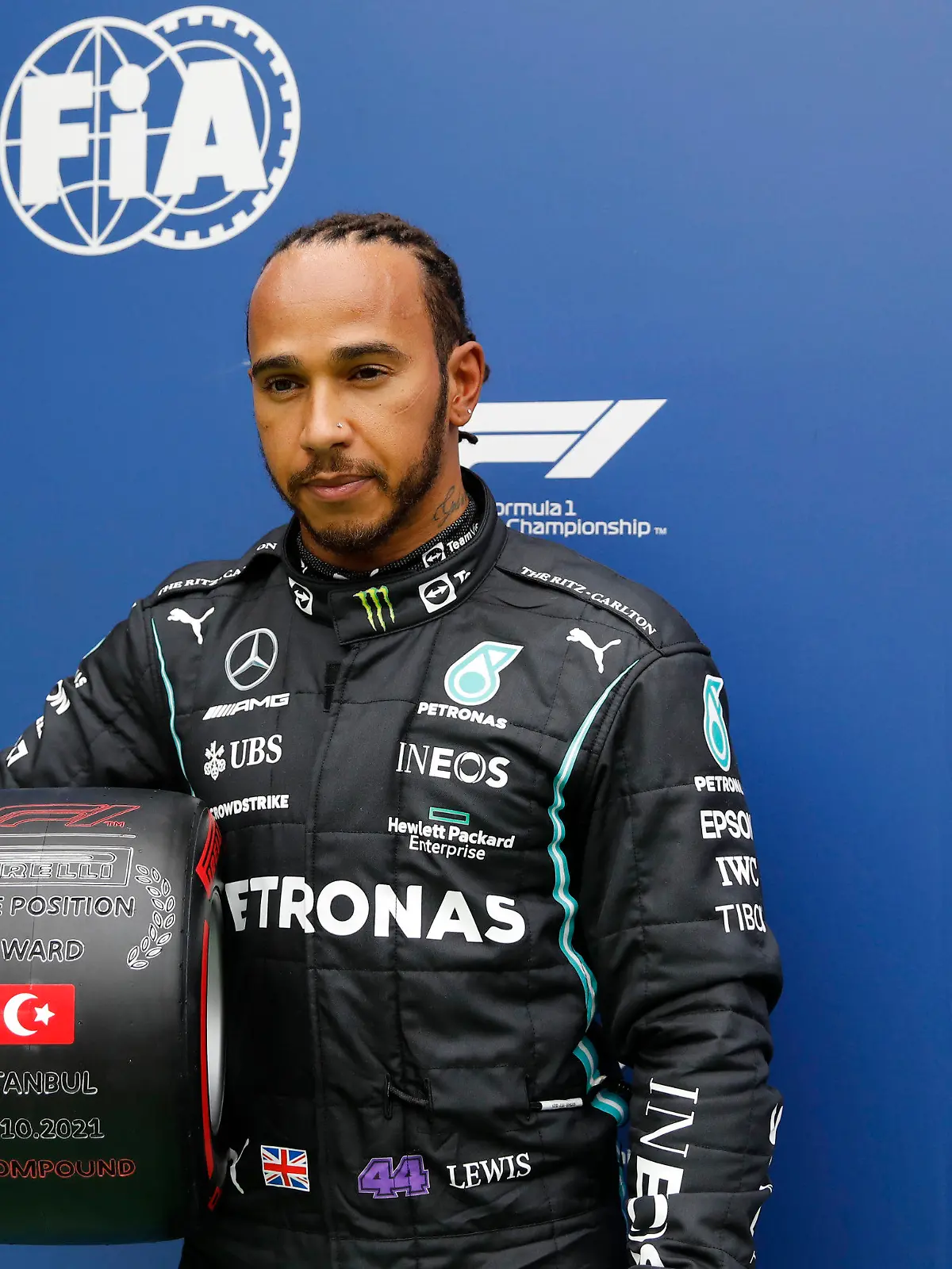 09.10.2021, Türkei, Istanbul: Motorsport: Formel-1-Weltmeisterschaft, vor dem Großen Preis der Türkei, Qualifyingsession: Lewis Hamilton aus Großbritannien vom Team Mercedes hält den Preis für die Pole Position nach dem Qualifying in den Händen. Wegen einer bereits zuvor besiegelten Strafversetzung für einen regelwidrigen Motorenwechsel muss Hamilton am Sonntag das Feld als Elfter aufrollen. Foto: Umit Bektas/Pool Reuters/AP/dpa +++ dpa-Bildfunk +++
