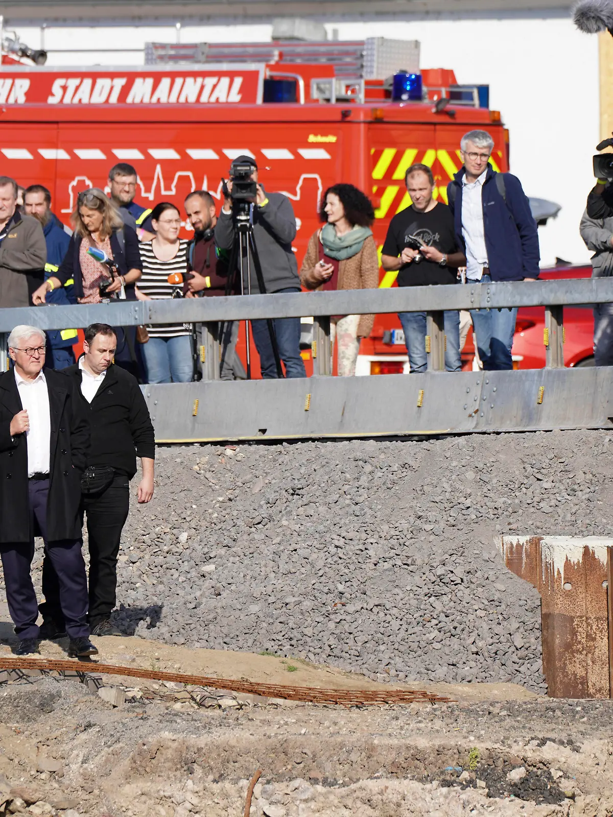  Bundespraesident besucht die Flutregion im Ahrtal Aktuell, 10.10.2021, Bad Neuenahr-Ahrweiler, Bundespraeisdent Frank-Walter Steinmeier besucht das Ahrtal und verschafft sich einen Ueberblick. HIer bei der Besichtigung der Ahrtorbruecke in Ahrweiler Bad Neuenahr-Ahrweiler Rheinland-Pfalz Deuschland *** Federal President visits the flood region in the Ahr Valley News, 10 10 2021, Bad Neuenahr Ahrweiler, Federal President Frank Walter Steinmeier visits the Ahr Valley and gets an overview HIer during the tour of the Ahrorbruecke in Ahrweiler Bad Neuenahr Ahrweiler Rhineland Palatinate Germany