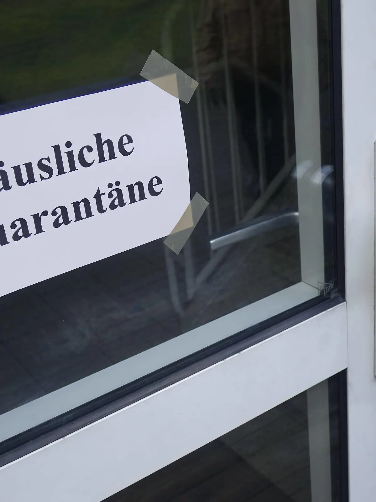  Haustür und häusliche Quarantäne Haustür und häusliche Quarantäne, 12.03.2020, Borkwalde, Brandenburg, An einer Haustür steht der Schriftzug häusliche Quarantäne. *** Front door and domestic quarantine Front door and domestic quarantine, 12 03 2020, Borkwalde, Brandenburg, Germany, On a front door is the inscription domestic quarantine