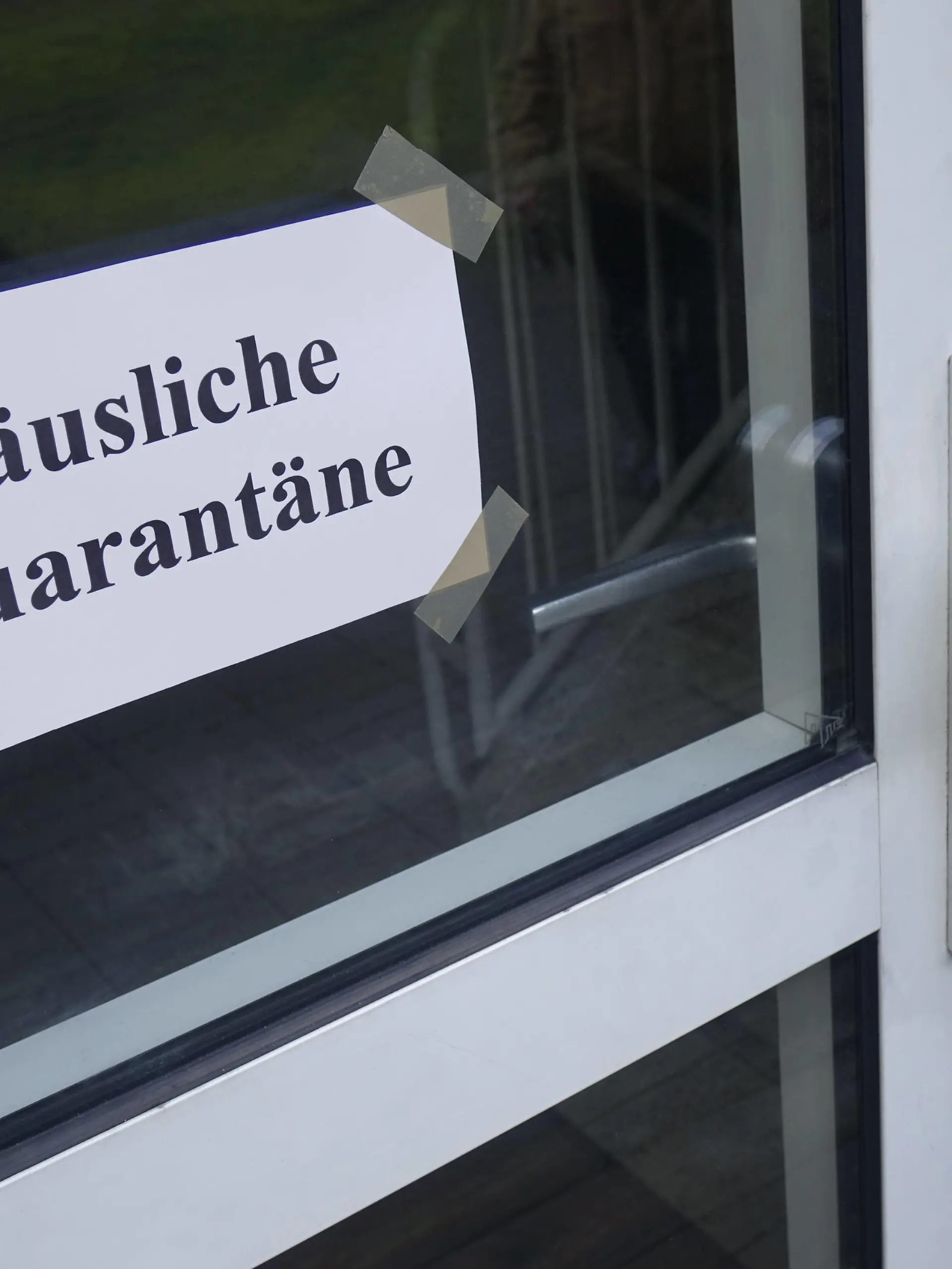  Haustür und häusliche Quarantäne Haustür und häusliche Quarantäne, 12.03.2020, Borkwalde, Brandenburg, An einer Haustür steht der Schriftzug häusliche Quarantäne. *** Front door and domestic quarantine Front door and domestic quarantine, 12 03 2020, Borkwalde, Brandenburg, Germany, On a front door is the inscription domestic quarantine