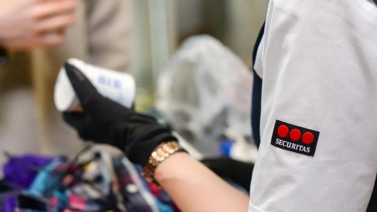 Eine Mitarbeiterin der Firma Securitas kontrolliert Handgepäck