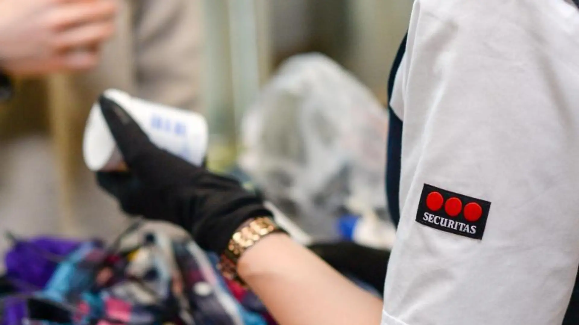 Eine Mitarbeiterin der Firma Securitas kontrolliert Handgepäck