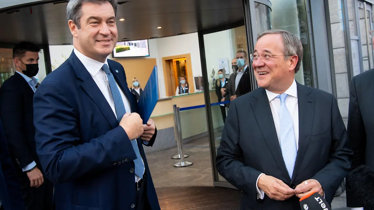 01.10.2021, Bayern, München: Markus Söder (l), CSU-Vorsitzender und Ministerpräsident von Bayern, und Armin Laschet, CDU-Parteivorsitzender und Ministerpräsident von Nordrhein-Westfalen, kommen in der Hanns-Seidel-Stiftung zu der Feier der CSU zum 80. Geburtstag von Ex-Parteichef Stoiber. Foto: Sven Hoppe/dpa +++ dpa-Bildfunk +++