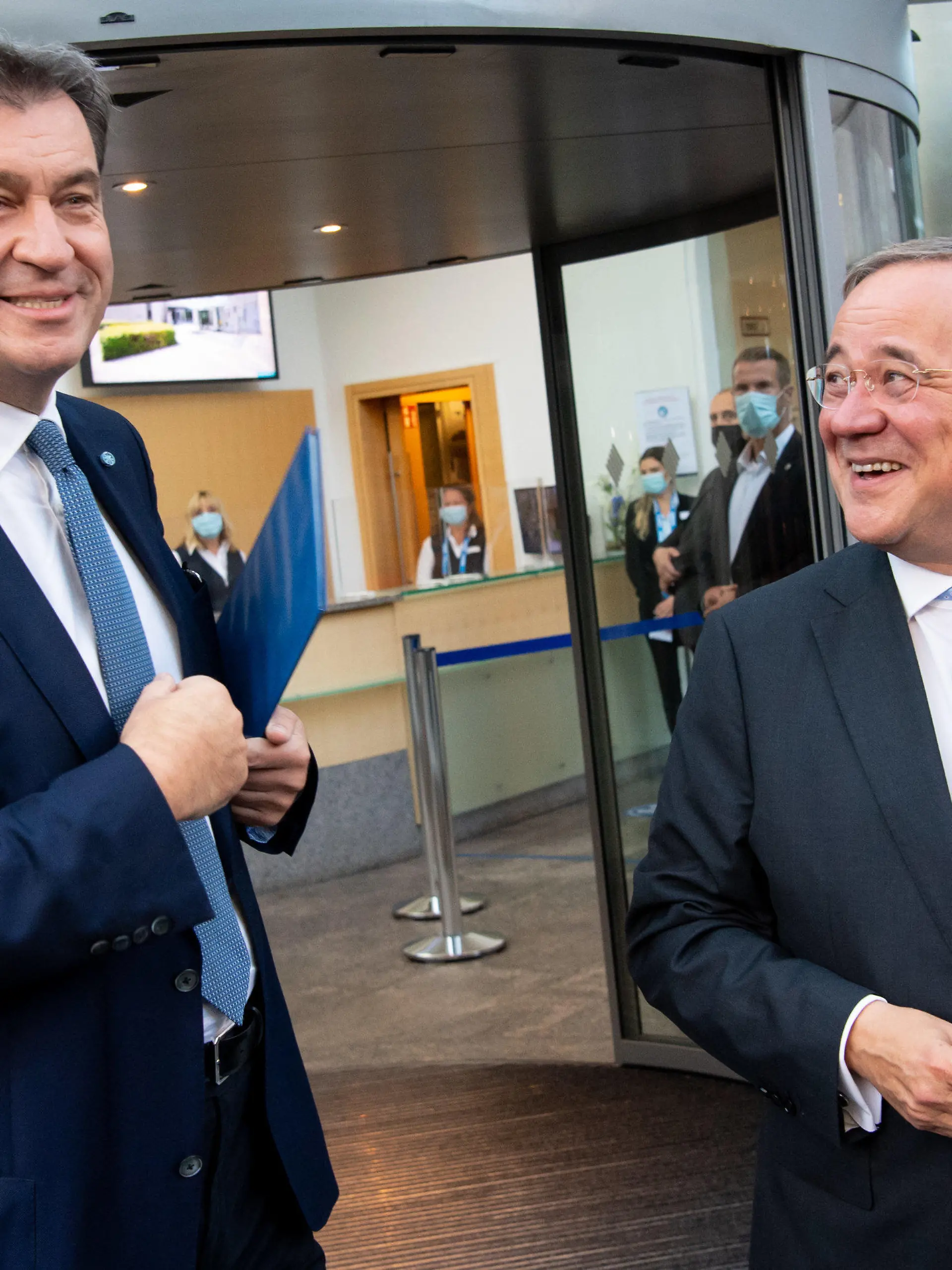 01.10.2021, Bayern, München: Markus Söder (l), CSU-Vorsitzender und Ministerpräsident von Bayern, und Armin Laschet, CDU-Parteivorsitzender und Ministerpräsident von Nordrhein-Westfalen, kommen in der Hanns-Seidel-Stiftung zu der Feier der CSU zum 80. Geburtstag von Ex-Parteichef Stoiber. Foto: Sven Hoppe/dpa +++ dpa-Bildfunk +++