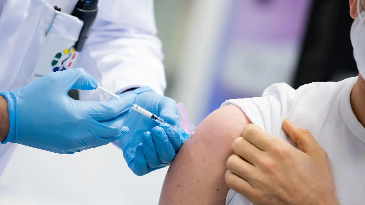 ARCHIV - 18.01.2021, Nordrhein-Westfalen, Essen: Ein Arzt wird am Universitätsklinikum Essen mit dem Impfstoff von Moderna gegen Covid-19 geimpft. Fünf Prozent des Krankenhauspersonals in einer Online-Befragung des Robert Koch-Instituts (RKI) sind im Sommer noch nicht gegen Covid-19 geimpft gewesen. (zu dpa «RKI-Befragung: Bei Krankenhauspersonal noch fünf Prozent Ungeimpfte») Foto: Rolf Vennenbernd/dpa +++ dpa-Bildfunk +++