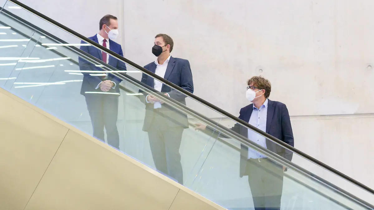  SPD, BÜNDNIS 90/DIE GRÜNEN und FDP starten im CityCube Berlin mit Sondierungsgesprächen zu einer möglichen Koalitionsbildung im Rahmen einer Ampel-Koalition nach der Bundestagswahl 2021 Statement im Anschluss an den ersten Tag der Sondierungen - Volker Wissing, Generalsekretär FDP, Lars Klingbeil, Generalsekretär SPD, Michael Kellner, Bundesgeschäftsführer von BÜNDNIS 90/DIE GRÜNEN von linksSPD, BÜNDNIS 90/DIE GRÜNEN und FDP starten im CityCube Berlin mit Sondierungsgesprächen zu einer möglichen Koalitionsbildung im Rahmen einer Ampel-Koalition nach der Bundestagswahl 2021 Statement im Anschluss an den ersten Tag der Sondierungen - V, Berlin Berlin Deutschland Messegelände Berlin *** SPD, BÜNDNIS 90 DIE GRÜNEN and