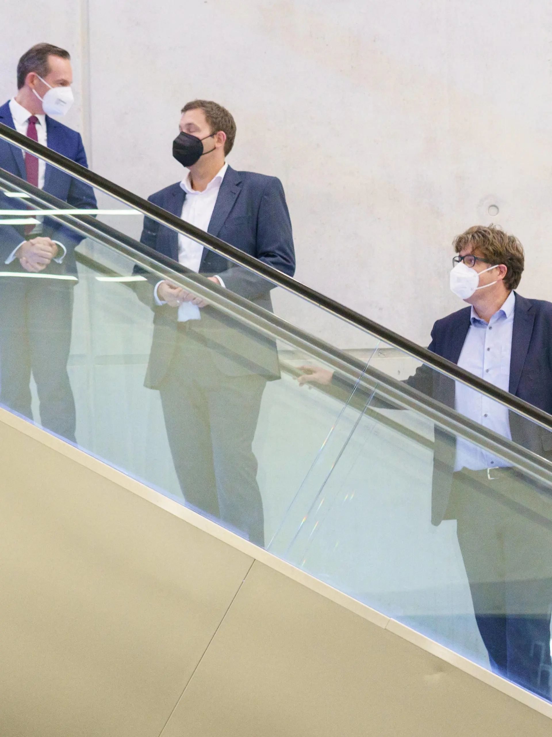  SPD, BÜNDNIS 90/DIE GRÜNEN und FDP starten im CityCube Berlin mit Sondierungsgesprächen zu einer möglichen Koalitionsbildung im Rahmen einer Ampel-Koalition nach der Bundestagswahl 2021 Statement im Anschluss an den ersten Tag der Sondierungen - Volker Wissing, Generalsekretär FDP, Lars Klingbeil, Generalsekretär SPD, Michael Kellner, Bundesgeschäftsführer von BÜNDNIS 90/DIE GRÜNEN von linksSPD, BÜNDNIS 90/DIE GRÜNEN und FDP starten im CityCube Berlin mit Sondierungsgesprächen zu einer möglichen Koalitionsbildung im Rahmen einer Ampel-Koalition nach der Bundestagswahl 2021 Statement im Anschluss an den ersten Tag der Sondierungen - V, Berlin Berlin Deutschland Messegelände Berlin *** SPD, BÜNDNIS 90 DIE GRÜNEN and