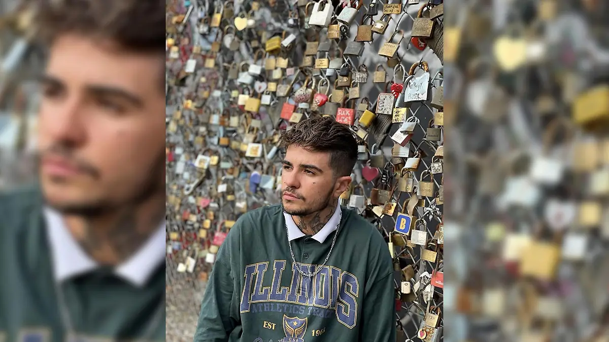 Dimitri Rodriguez steht an eine Mauer gelehnt.