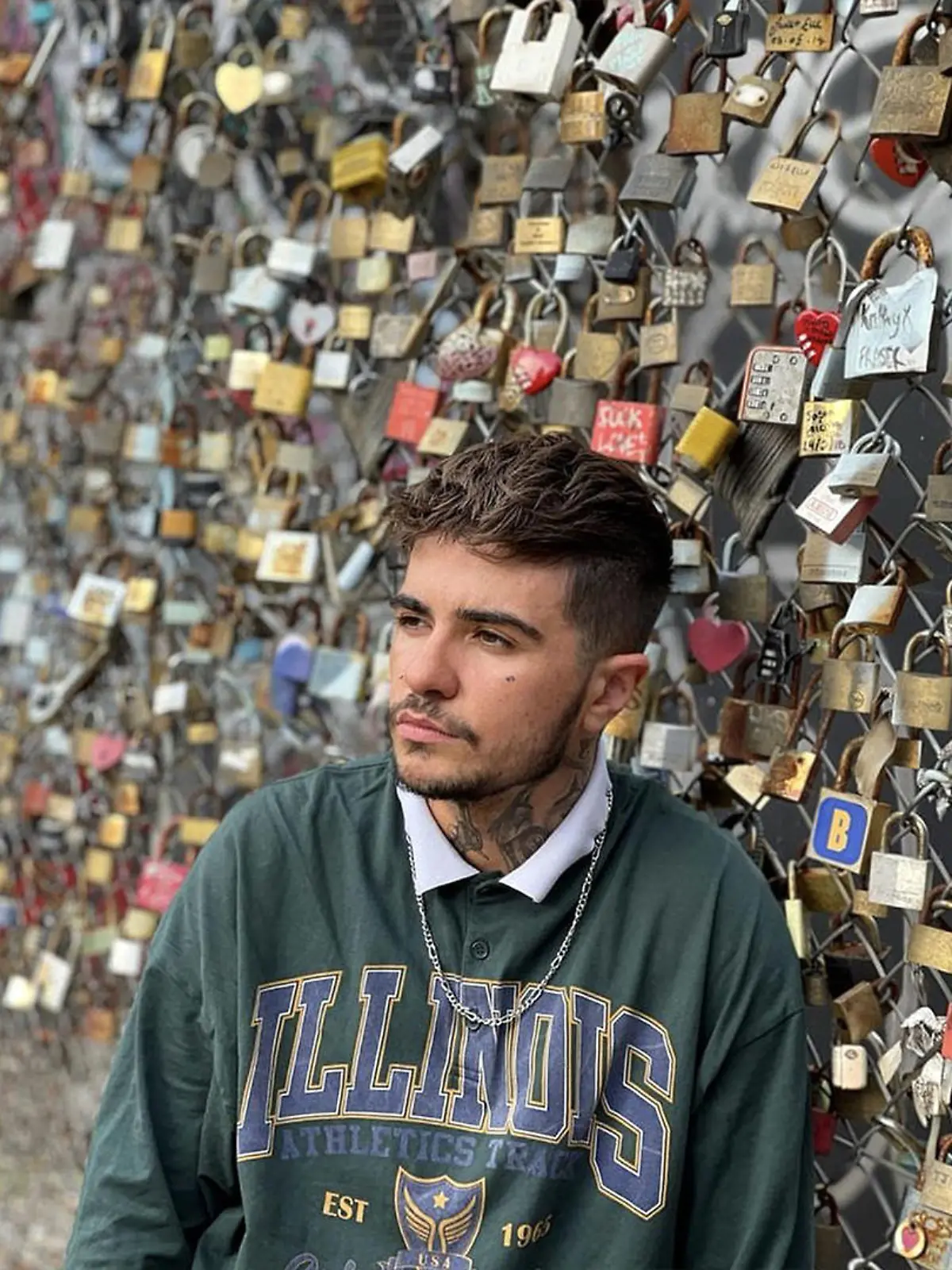Dimitri Rodriguez steht an eine Mauer gelehnt.