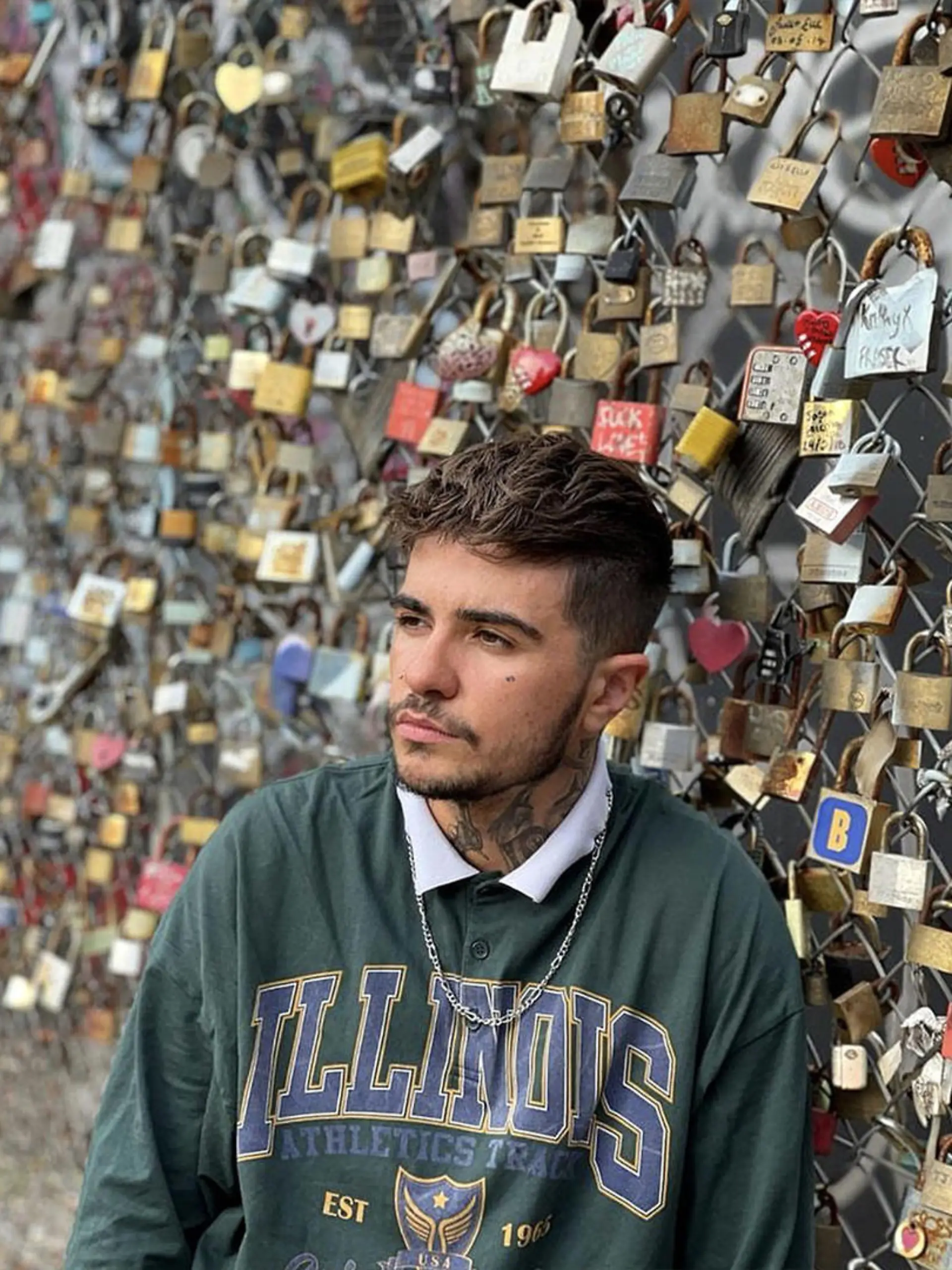 Dimitri Rodriguez steht an eine Mauer gelehnt.