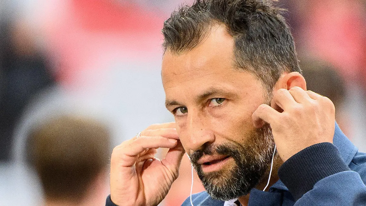 03.10.2021, Bayern, München: Fußball: Bundesliga, FC Bayern München - Eintracht Frankfurt, 7. Spieltag, Allianz Arena. Hasan Salihamidzic, Sportdirektor vom FC Bayern, gibt vor Spielbeginn ein Interview.WICHTIGER HINWEIS: Gemäß den Vorgaben der DFL Deutsche Fußball Liga bzw. des DFB Deutscher Fußball-Bund ist es untersagt, in dem Stadion und/oder vom Spiel angefertigte Fotoaufnahmen in Form von Sequenzbildern und/oder videoähnlichen Fotostrecken zu verwerten bzw. verwerten zu lassen. Foto: Matthias Balk/dpa +++ dpa-Bildfunk +++