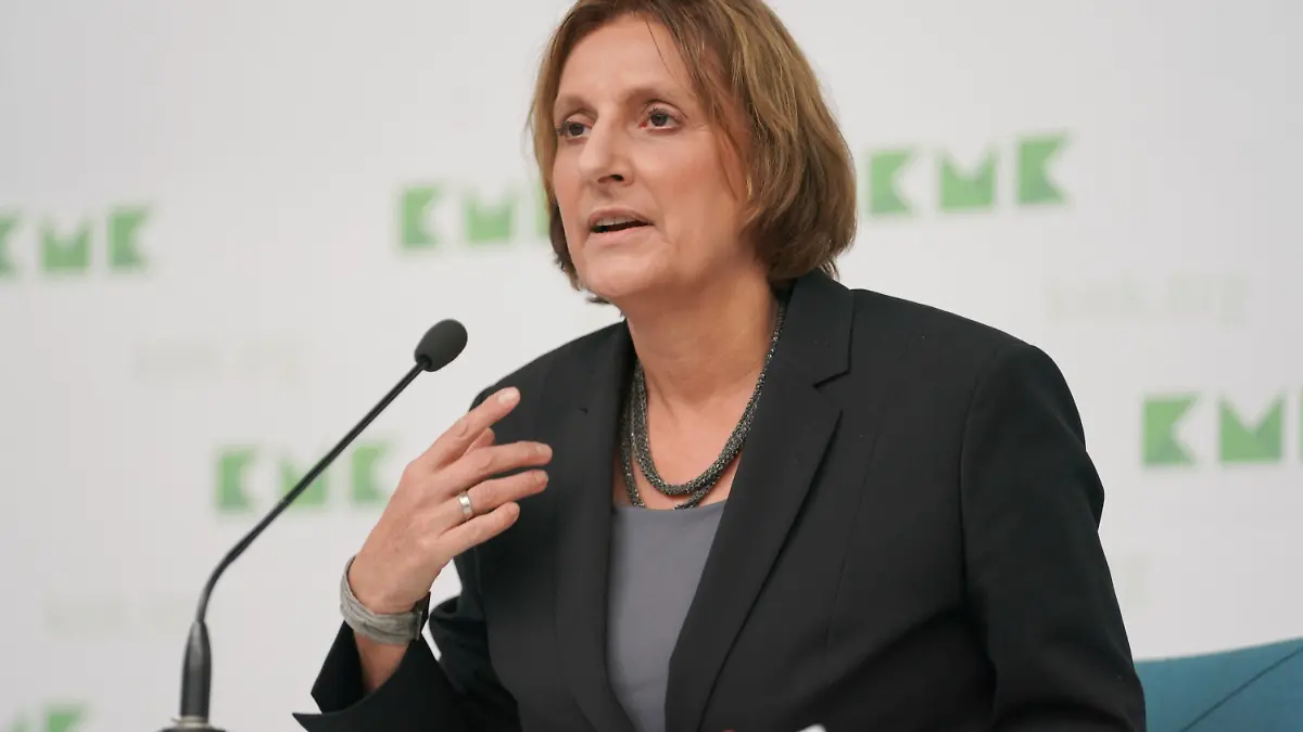 08.10.2021, Brandenburg, Potsdam: Britta Ernst, Präsidentin der Kultusministerkonferenz und Bildungsministerin in Brandenburg, berichtet auf einer Pressekonferenz über den Abschluss der Kultusministerkonferenz (KMK). Foto: Jörg Carstensen/dpa +++ dpa-Bildfunk +++