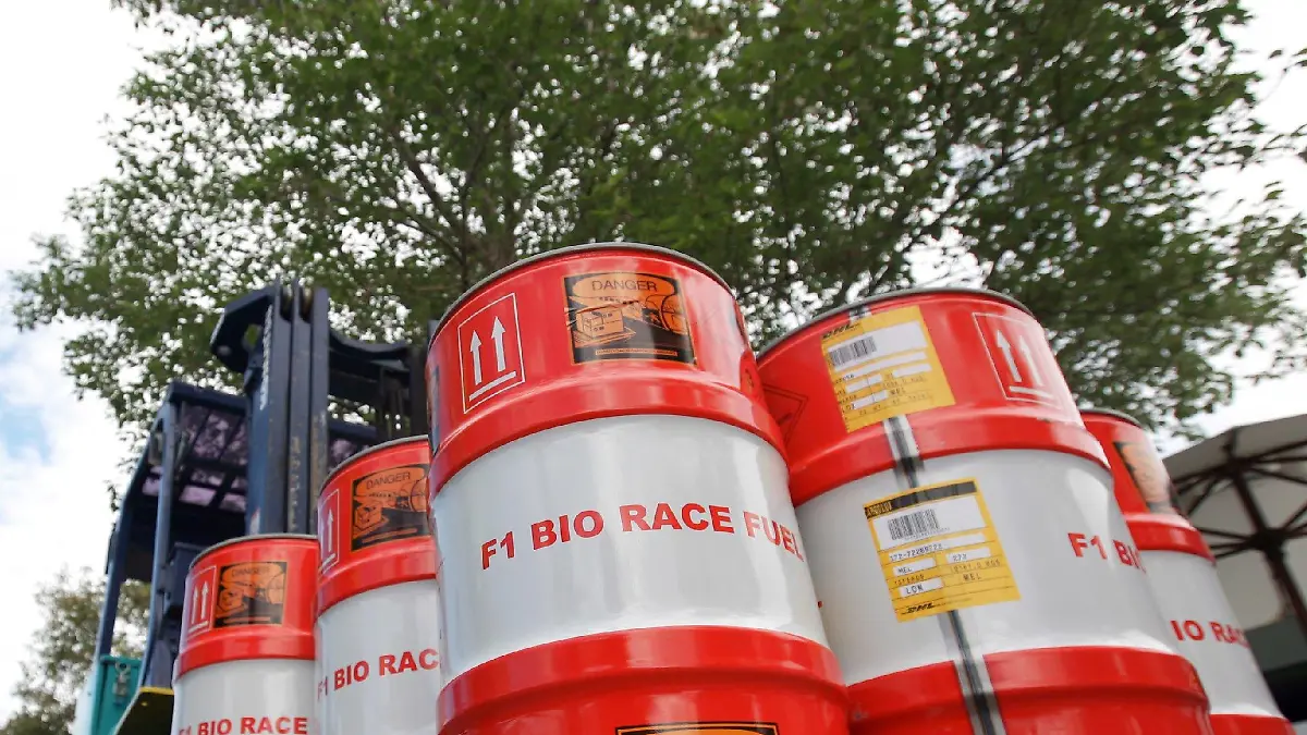 A mechanic looks at barrels with F1 Bio Race Fuel written on them at Albert Park Circuit in Melbourne, Australia, 25 March 2009. The Australian Formula One Grand Prix will take place on Sunday 29 March. Photo: DIEGO AZUBEL +++(c) dpa - Bildfunk+++