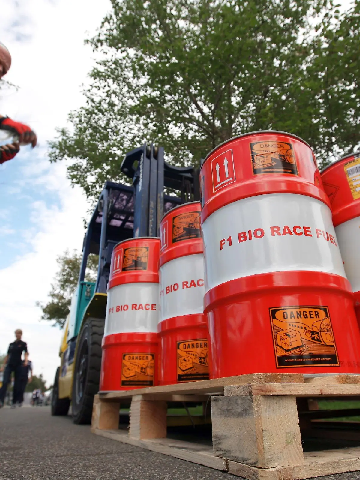 A mechanic looks at barrels with F1 Bio Race Fuel written on them at Albert Park Circuit in Melbourne, Australia, 25 March 2009. The Australian Formula One Grand Prix will take place on Sunday 29 March. Photo: DIEGO AZUBEL +++(c) dpa - Bildfunk+++