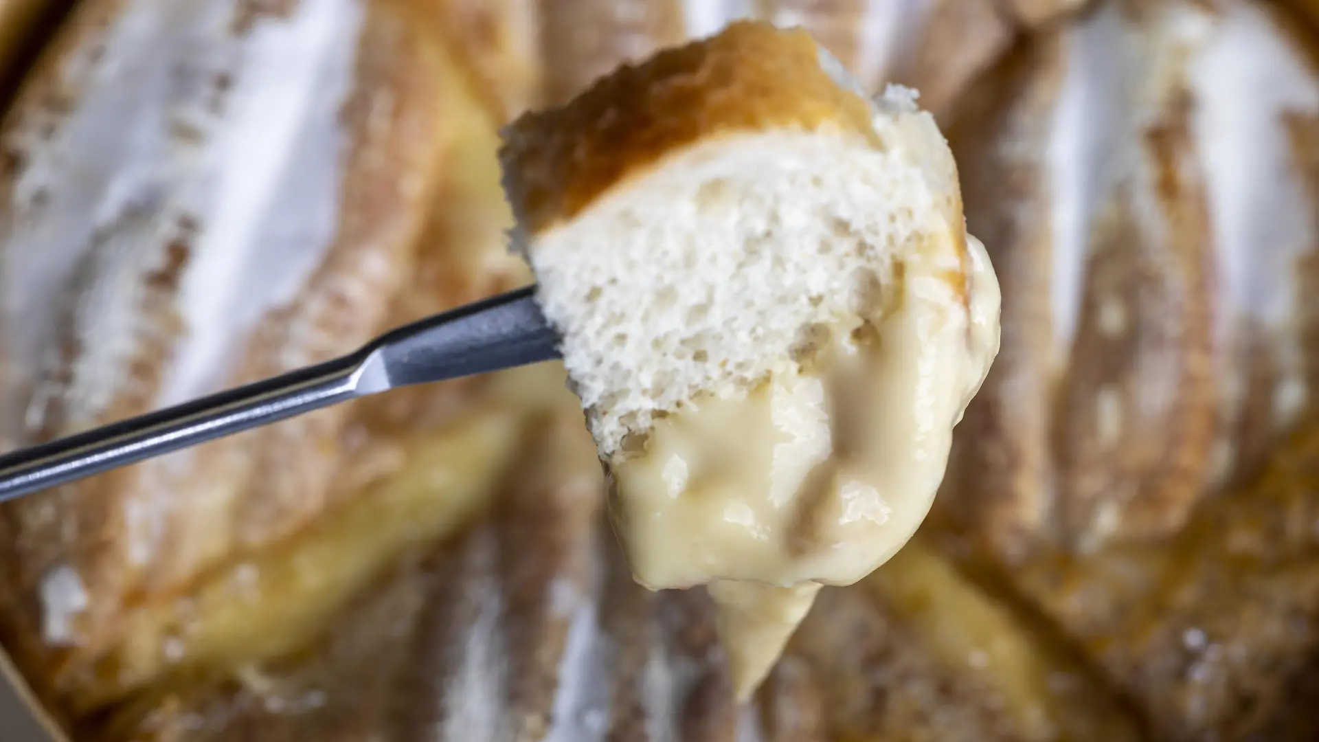 Schweizer Käsefondue mit Brot