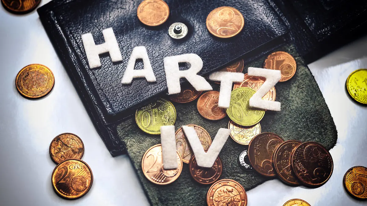 Portemonnaie mit Kleingeld und Schriftzug Hartz IV *** Wallet with coins and lettering Hartz IV