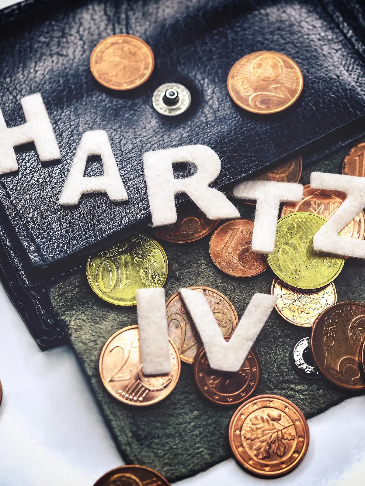  Portemonnaie mit Kleingeld und Schriftzug Hartz IV *** Wallet with coins and lettering Hartz IV
