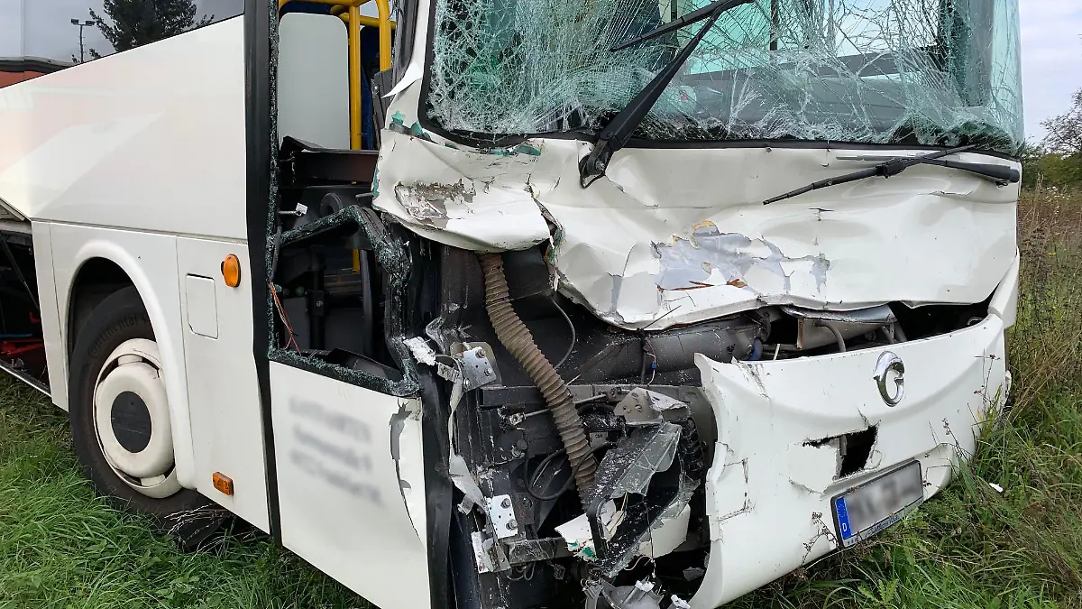 Eingedrückter Bus