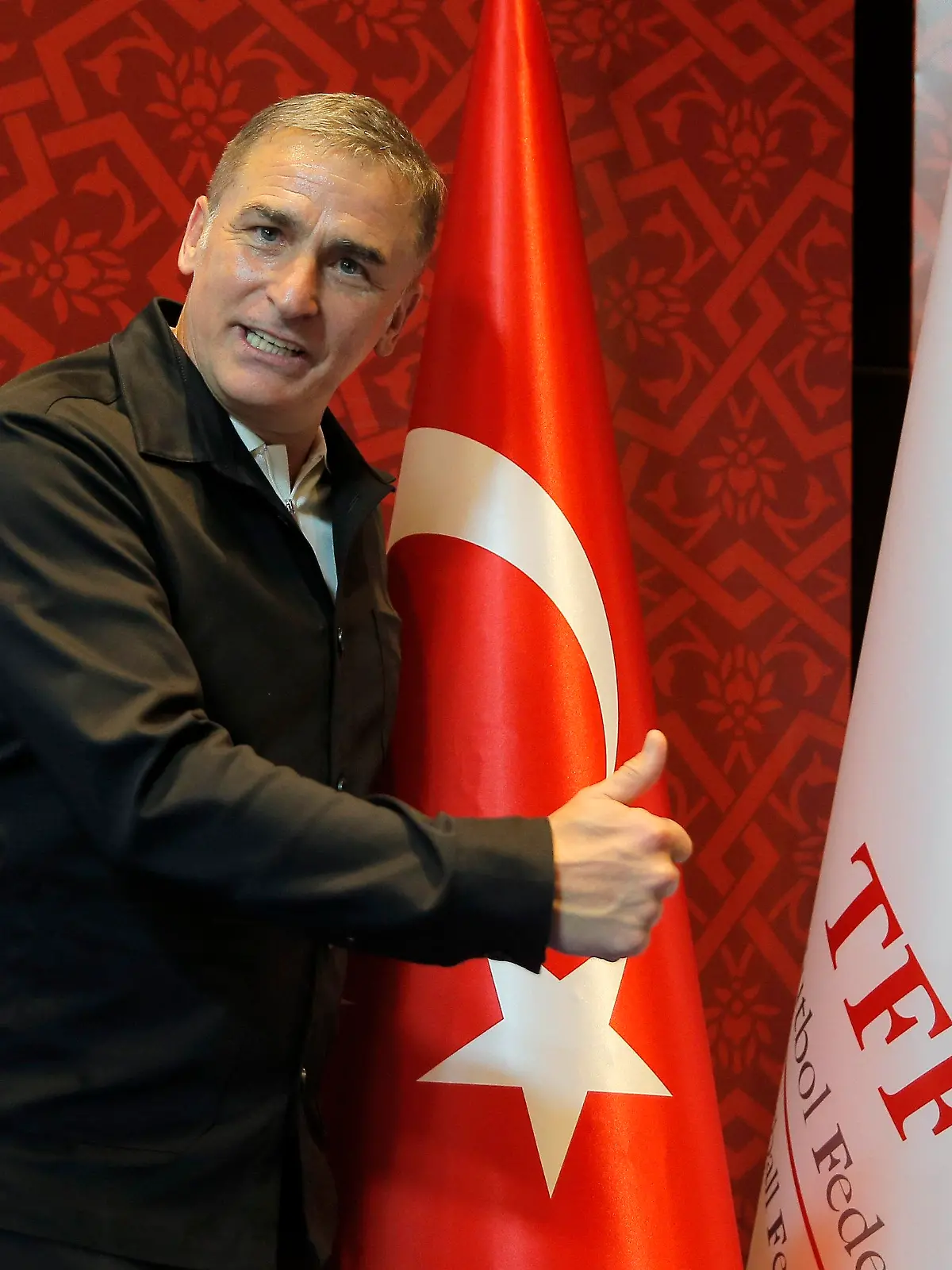 20.09.2021, Türkei, Istanbul: Stefan Kuntz gestikuliert während einer Pressekonferenz nach seiner Ernennung zum Cheftrainer der Fußballnationalmannschaft der Türkei . Der bisherige deutsche U21-Erfolgscoach Stefan Kuntz unterzeichnete den Vertrag als türkischer Nationaltrainer. Foto: Uncredited/AP/dpa +++ dpa-Bildfunk +++