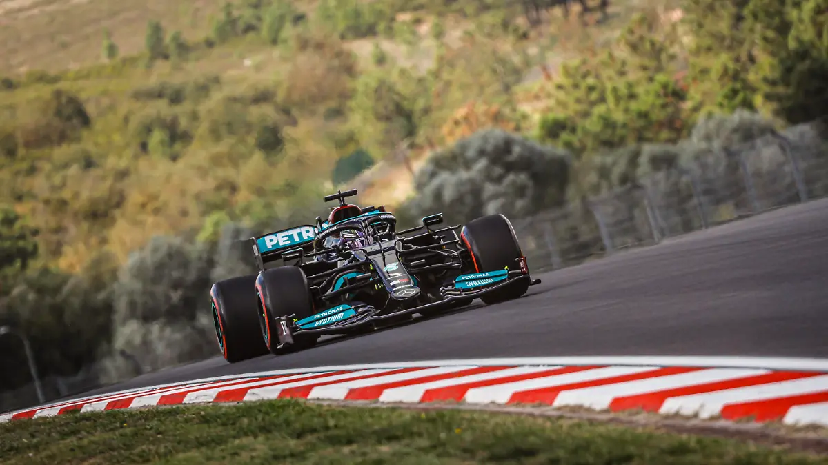  44 HAMILTON Lewis gbr, Mercedes AMG F1 GP W12 E Performance, action during the Formula 1 Rolex Turkish Grand Prix 2021, 16th round of the 2021 FIA Formula One World Championship, WM, Weltmeisterschaft from October 8 to 10, 2021 on the Istanbul Park, in Tuzla, Turkey - F1 - TURKISH GRAND PRIX 2021 DPPI/Panoramic PUBLICATIONxNOTxINxFRAxITAxBEL 00121033__F2_9707
