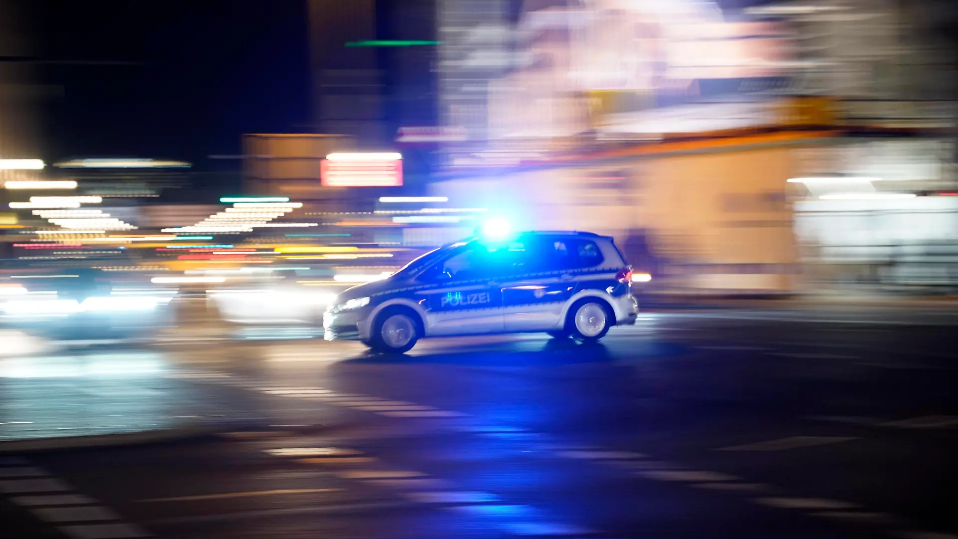 Polizeiauto der Polizei Berlin zu Silvester im Einsatz. Berlin, 31.12.2019 *** Police car of the Berlin police force on New Years Eve Berlin, 31 12 2019 Foto:xT.xBartillax/xFuturexImage