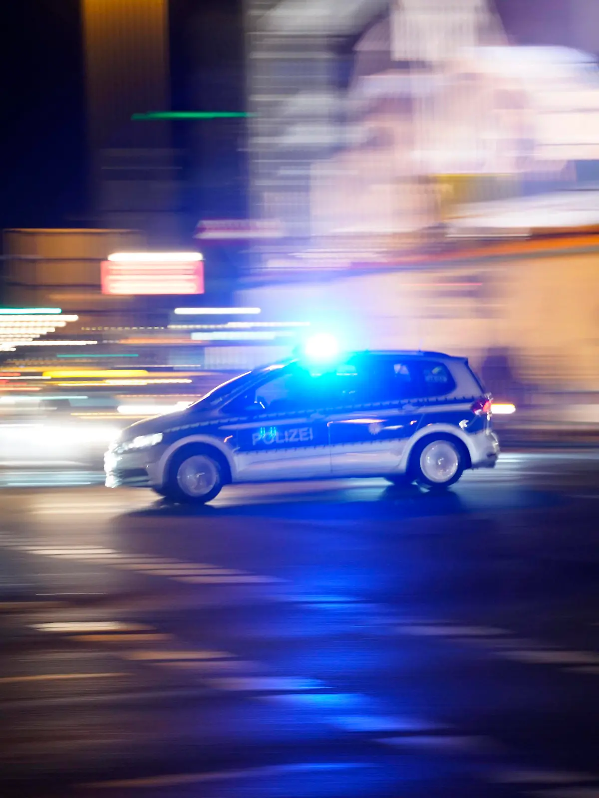  Polizeiauto der Polizei Berlin zu Silvester im Einsatz. Berlin, 31.12.2019 *** Police car of the Berlin police force on New Years Eve Berlin, 31 12 2019 Foto:xT.xBartillax/xFuturexImage